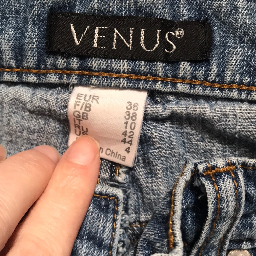 Women’s shorts size 4 slightly worn but still plenty of use